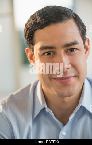 USA, New Jersey, Jersey City, Porträt von lächelnden männliche Führungskraft in Büro Stockfoto
