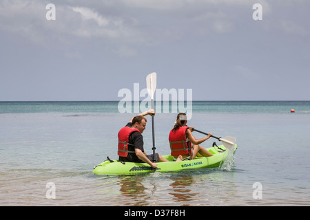 Paar in einem zwei-Mann-Kanu im Meer in St Lucia, West Indies. Stockfoto