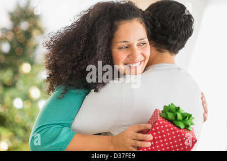 USA, New Jersey, Jersey City, paar mit Weihnachtsgeschenke Stockfoto