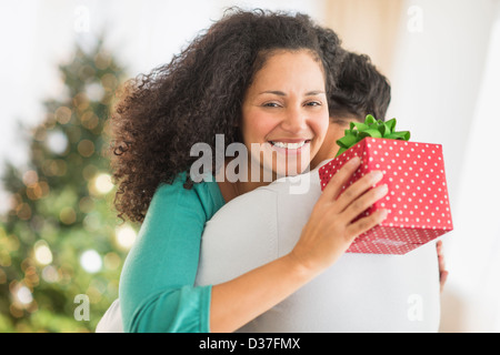 USA, New Jersey, Jersey City, paar mit Weihnachtsgeschenke Stockfoto