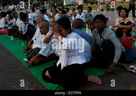 Kambodschanischen Nonnen, sehr konzentriert, trauern um den Verlust von König Norodom Sihanouk im Royal Palace Park, Phnom Penh, Kambodscha. Credit: Kraig Lieb Stockfoto