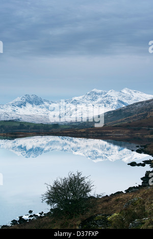 Hufeisen des Mount Snowdon, der höchste Berg in England und Wales, spiegelt sich in den See namens Llynnau Mymbyr. Stockfoto