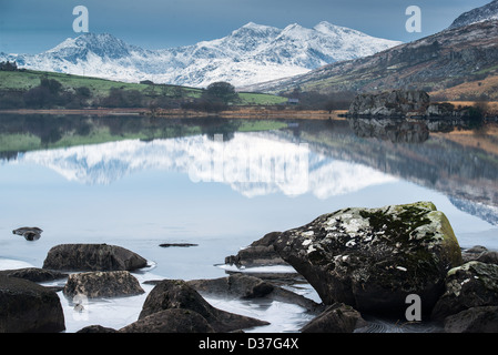 Hufeisen des Mount Snowdon, der höchste Berg in England und Wales, spiegelt sich in den See namens Llynnau Mymbyr. Stockfoto