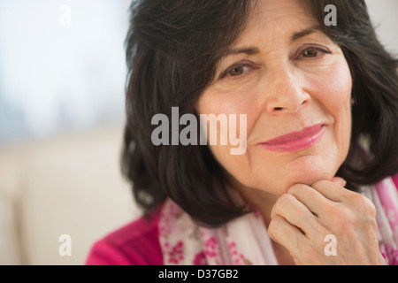 USA, New Jersey, Jersey City, Porträt von senior Frau trägt rosa Stockfoto