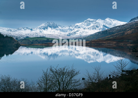 Hufeisen des Mount Snowdon, der höchste Berg in England und Wales, spiegelt sich in den See namens Llynnau Mymbyr. Stockfoto