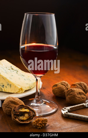 Stillleben mit Rotwein, Nüssen und Käse Stockfoto