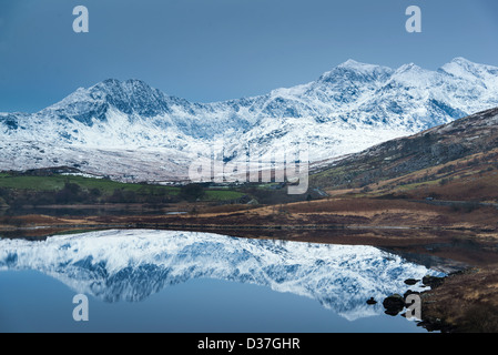 Hufeisen des Mount Snowdon, der höchste Berg in England und Wales, spiegelt sich in den See namens Llynnau Mymbyr. Stockfoto