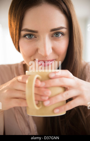 USA, New Jersey, Jersey City, Porträt der jungen Frau mit Kaffeetasse Stockfoto