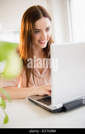 USA, New Jersey, Jersey City, junge Frau mit laptop Stockfoto