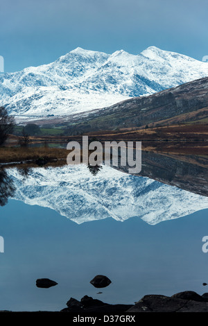 Mount Snowdon, der höchste Berg in England und Wales, spiegelt sich in den See namens Llynnau Mymbyr. Stockfoto