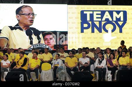 Manila, Philippinen. 12. Februar 2013. Verwaltung senatorische Kandidaten hören als philippinische Präsident BENIGNO AQUINO III eine Rede während einer Kundgebung der Verkündigung für die Schiefer in den Kongress- und lokalen Wahlen im Mai in Manila, 12. Februar 2013 gibt. Senatorische Kandidaten für den Mai 13 Zwischenwahlen startete ihre Kampagnen als dem offiziellen Beginn des Wahlkampfs für nationale Positionen begonnen. Die Kampagne-Saison ist vom 12. Februar bis 11. Mai 2013 geplant. Bildnachweis: Ezra Acayan / Alamy Live News Stockfoto