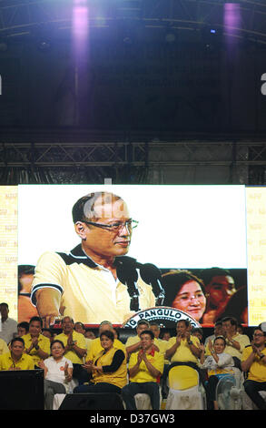 Manila, Philippinen. 12. Februar 2013. Verwaltung senatorische Kandidaten applaudieren nach der philippinische Präsident BENIGNO AQUINO III eine Rede während einer Kundgebung der Verkündigung für die Schiefer in den Kongress- und lokalen Wahlen im Mai in Manila, 12. Februar 2013 gibt. Senatorische Kandidaten für den Mai 13 Zwischenwahlen startete ihre Kampagnen als dem offiziellen Beginn des Wahlkampfs für nationale Positionen begonnen. Die Kampagne-Saison ist vom 12. Februar bis 11. Mai 2013 geplant. Bildnachweis: Ezra Acayan / Alamy Live News Stockfoto