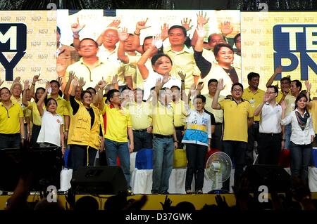 Manila, Philippinen. 12. Februar 2013. Verwaltung senatorische Kandidaten zusammen mit der philippinische Präsident BENIGNO AQUINO III. Welle ihre Hände während einer Kundgebung der Verkündigung für die Schiefer in den Kongress- und lokalen Wahlen im Mai in Manila, 12. Februar 2013. Senatorische Kandidaten für den Mai 13 Zwischenwahlen startete ihre Kampagnen als dem offiziellen Beginn des Wahlkampfs für nationale Positionen begonnen. Die Kampagne-Saison ist vom 12. Februar bis 11. Mai 2013 geplant. Bildnachweis: Ezra Acayan / Alamy Live News Stockfoto