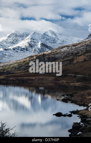 Mount Snowdon, der höchste Berg in England und Wales, spiegelt sich in den See namens Llynnau Mymbyr. Stockfoto