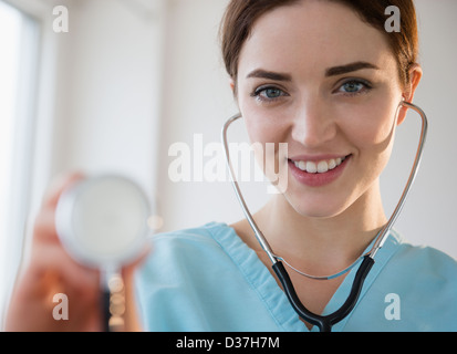 USA, New Jersey, Jersey City, Porträt der Ärztin im Krankenhaus uniform mit Stethoskop Stockfoto