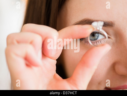 Junge Frau Holding Verlobungsring Stockfoto
