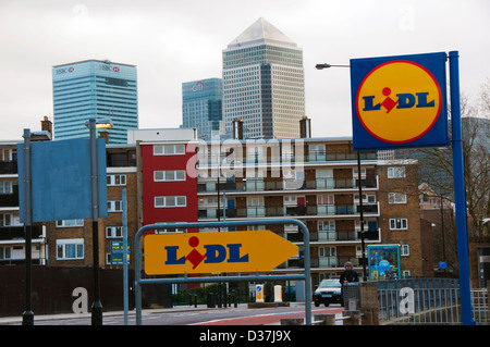 Ansicht von Canary Wharf mit Sozialwohnungen in Forground vom Bug in East London Stockfoto