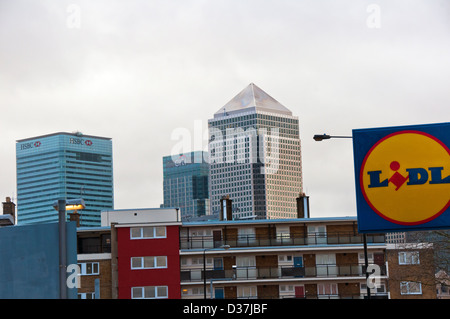 Ansicht von Canary Wharf mit Sozialwohnungen in Forground vom Bug in East London Stockfoto