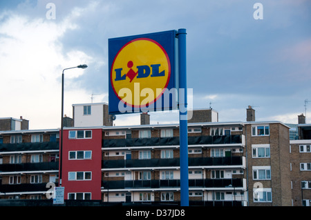 Ansicht von Canary Wharf mit Sozialwohnungen in Forground vom Bug in East London Stockfoto