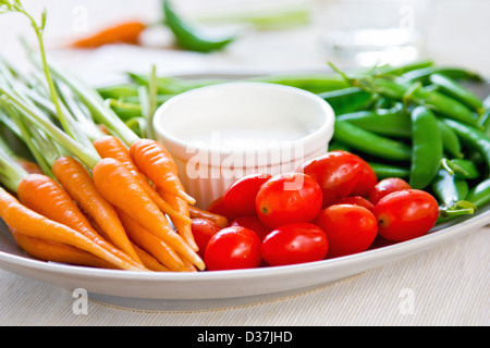 Neue Sorten von Gemüse mit Sauerrahm und Blauschimmelkäse Dip-sauce Stockfoto