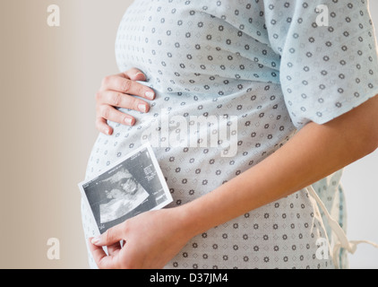 Schwangere Frau mit Ultraschalluntersuchung des Fötus Stockfoto