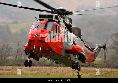 Königliche Luftwaffe Rettungshubschrauber kommen in landen bei Killin, Perthshire, Schottland Stockfoto