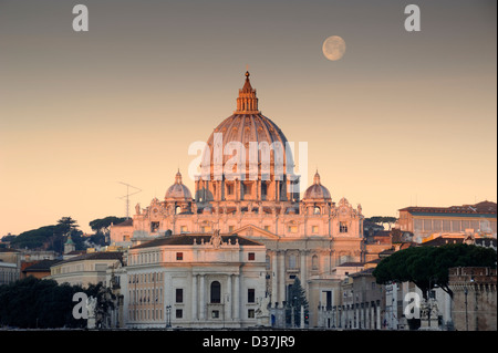 Italien, Rom, Petersdom bei Sonnenaufgang mit Monduntergang über der Kuppel Stockfoto