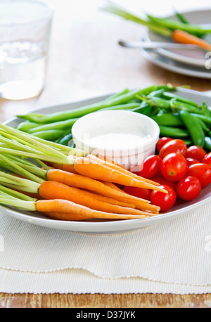 Neue Sorten von Gemüse mit Sauerrahm und Blauschimmelkäse Dip-sauce Stockfoto