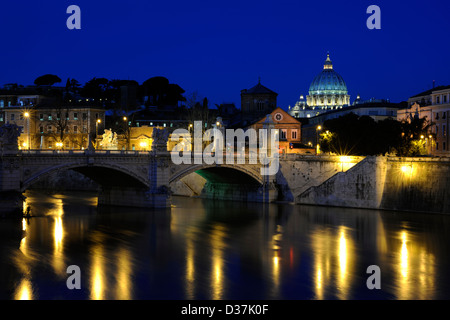 Italien, die Skyline von Rom, der Tiber, die Brücke Ponte Vittorio Emanuele II und der Petersdom vor Sonnenaufgang Stockfoto