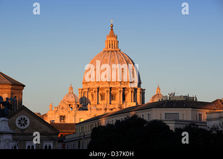 Italien, Rom, die Kuppel des Petersdoms bei Sonnenaufgang Stockfoto