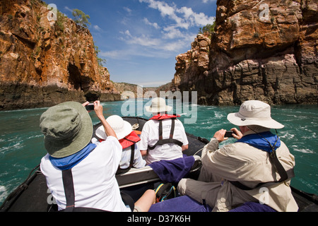 Zodiacs vom Aussie Expedition Kreuzer Orion nähern sich die berühmten horizontalen Wasserfälle von Talbot Bay, Kimberley-Region, Aust Stockfoto