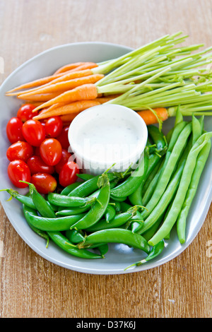 Neue Sorten von Gemüse mit Sauerrahm und Blauschimmelkäse Dip-sauce Stockfoto