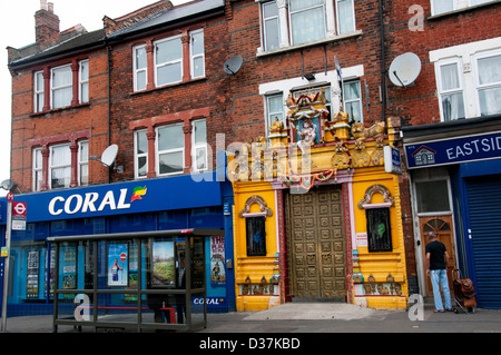 Sri Merupuram Kali Amman Tempel, Walthamstow, London High Street mit Shop und hinduistische Tempel Nord-London-Wetten Stockfoto