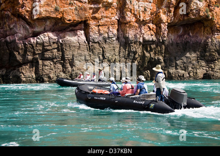 Zodiacs vom Aussie Expedition Kreuzer Orion nähern sich die berühmten horizontalen Wasserfälle von Talbot Bay, Kimberley-Region, Aust Stockfoto