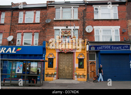 Sri Merupuram Kali Amman Tempel, Walthamstow, London High Street mit Shop und hinduistische Tempel Nord-London-Wetten Stockfoto