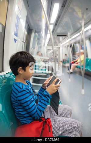 Kleiner Junge allein im Zug reisen Stockfoto