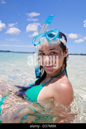 Frau trägt im tropischen Wasser Schnorcheln Stockfoto