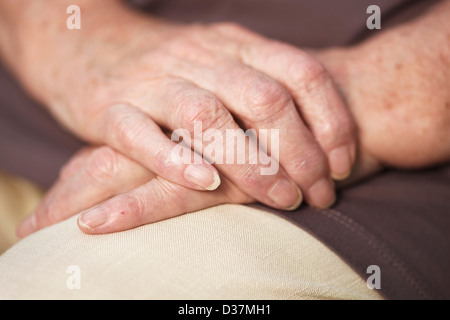 Nahaufnahme eines älteren Frauenhand Stockfoto