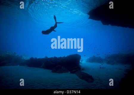 Frau im tropischen Wasser Schnorcheln Stockfoto