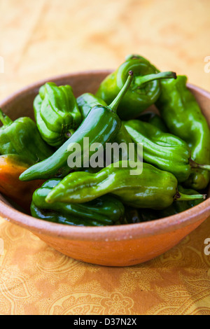 Nahaufnahme von Schüssel mit grünem Chili Stockfoto