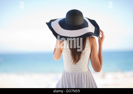 Frau trägt Schlapphut am Strand Stockfoto