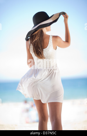 Frau zu Fuß am Strand Stockfoto