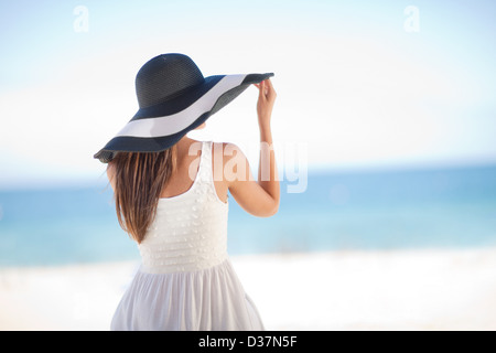 Frau trägt Schlapphut am Strand Stockfoto