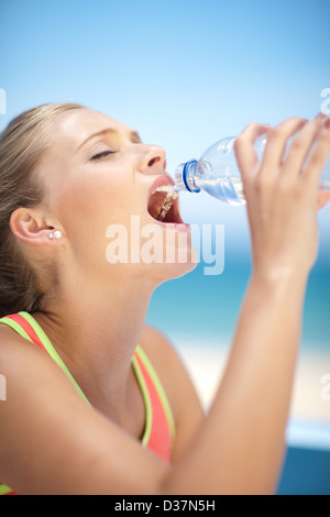 Frau Trinkwasser Flasche im freien Stockfoto