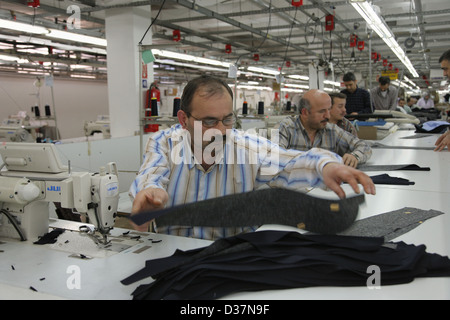 Istanbul, Türkei, Menschen bei Nähmaschinen in einer Textilfabrik Stockfoto