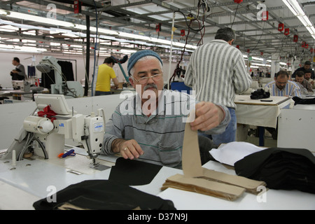 Istanbul, Türkei, Menschen bei Nähmaschinen in einer Textilfabrik Stockfoto