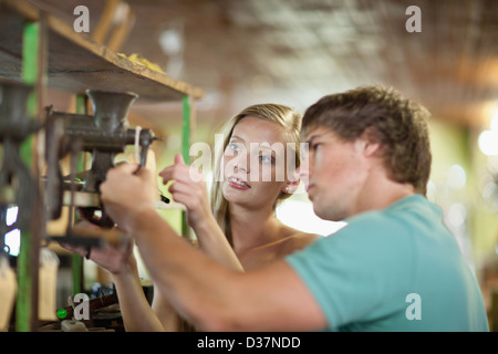 Paar zusammen einkaufen im Secondhand-Laden Stockfoto