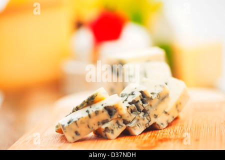 Blauschimmelkäse auf Holzplatte Stockfoto