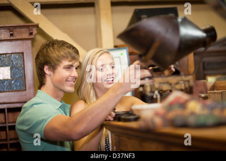 Paar zusammen einkaufen im Secondhand-Laden Stockfoto