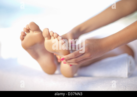 Frau mit Fußmassage Stockfoto